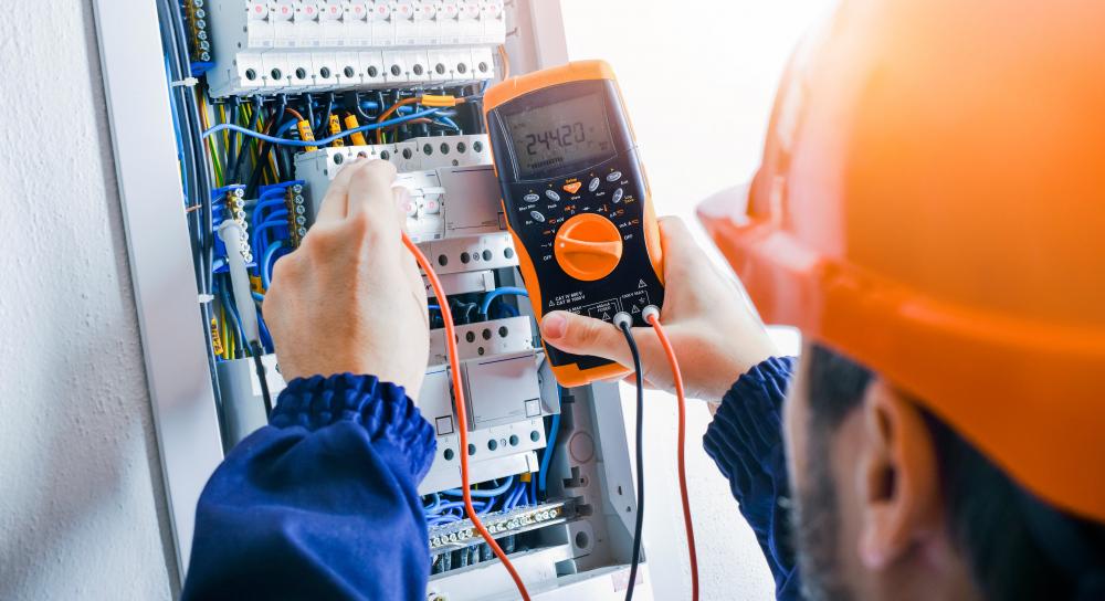 léctricien de dos